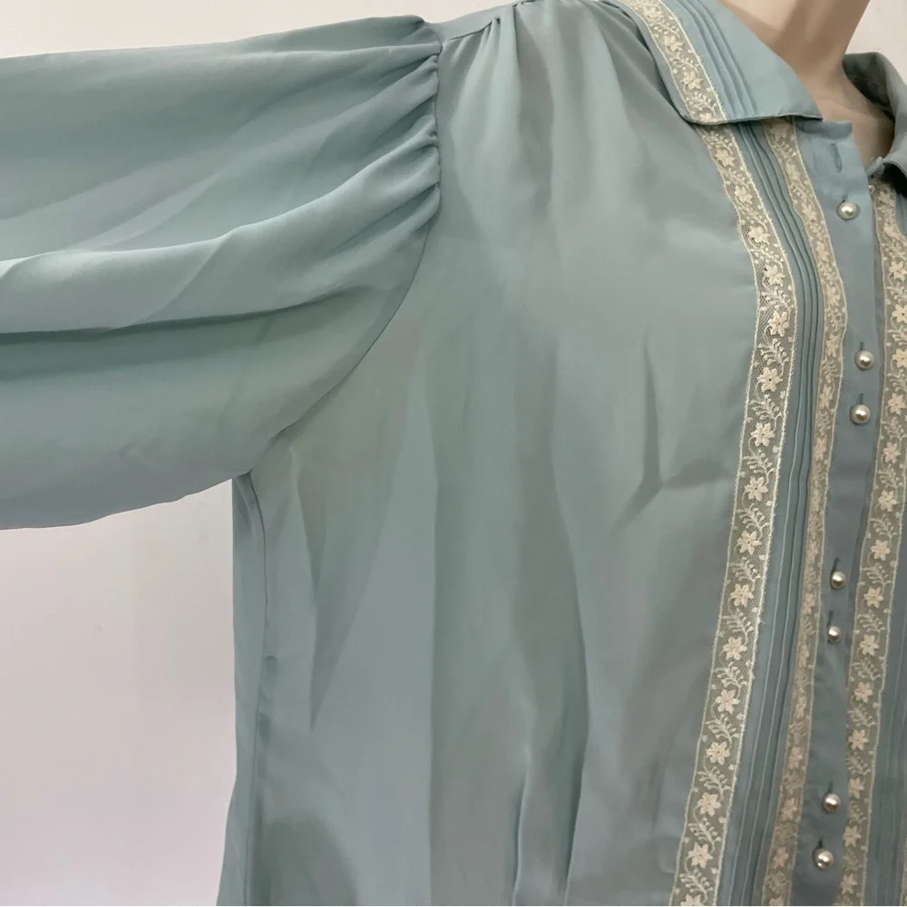 Vintage Chaus woman lace sheer blouse size Xl pale blue cream Pearl buttons - Picture 5 of 8